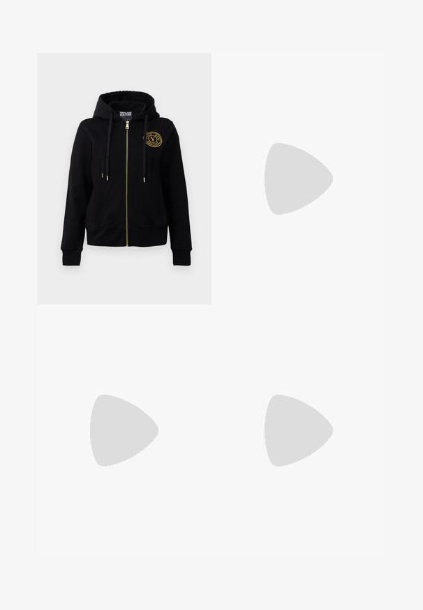 Svart hettegenser med gullglidelås og emblem. Har lange ermer, ribbede mansjetter og hette med snøring. Myk stofftekstur.; Svart bomullst-skjorte med korte ermer som har rosa rhinestone-utsmykket "Versace Jeans Couture" tekst på brystet.; Sorte leggings laget av et glatt, elastisk stoff, høy midje og en tettsittende design. Har ingen synlige mønstre eller aksenter.; Svart lær sneakers med hvit gummisåle, med polstret krage, snøring foran og gulllogo på siden.