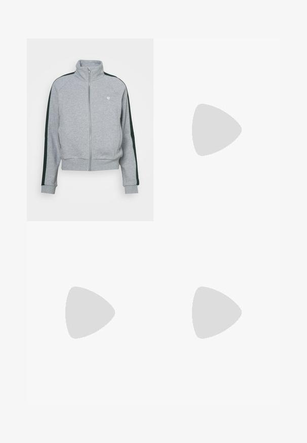 Grijze zip-up jas met hoge kraag, donkergroene zijstrepen, ribgebreide manchetten en zoom; heeft een klein logo op de borst. Rekbare stof.; Witte sportshirt met korte mouwen en roze stiksels langs de zijkanten en mouwen, met een klein roze Asics-logo op de borst.; Witte sport shorts met een gladde textuur, elastische tailleband en zijzakken, gecombineerd met witte sneakers en enkelkousen.; Witte sportschoen met een gestructureerde mesh bovenkant, zilveren logo en duurzame rubberen loopzool. Heeft een gevoerde kraag en veters voor een veilige pasvorm.