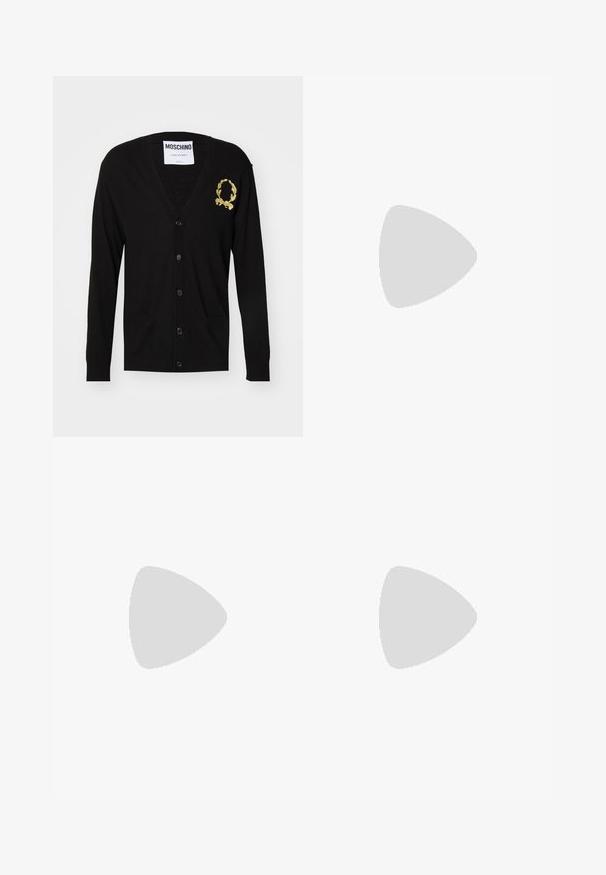 Cardigan negru cu decolteu în V, închidere cu nasturi, manșete cu raiuri și două buzunare frontale. Prezintă un logo brodat cu aur pe piept.; MOSCHINO BEAR - Tricou cu imprimeu - multi black; Pantaloni negri, croiți pe baza unei linii elegante, cu un design cu picioare largi, având o textură netedă și pliuri bine definite, fabricați dintr-un material țesut.; Loafers din piele neagră au un vârf rotunjit, detalii cusute și un mic accent auriu în față. Talpa este plată și discretă.