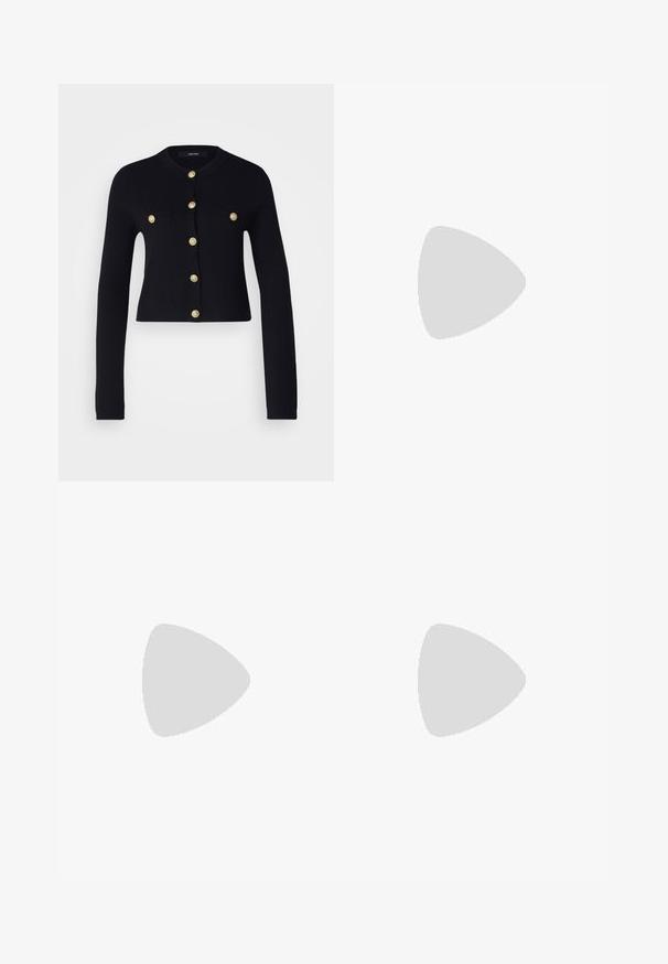 Vero Moda Tall VMSABA SHORT BUTTON  - Jopica - black; Bela bluzo brez naramnic z dolgimi rokavi, izdelana iz mehkega bombaža. Ima prilegajoč silhueto in gladko teksturo ter urejen rob.; Črne hlače s širokimi hlačnicami, izdelane iz raztegljive tkanine, z visokim pasom in gladko teksturo. Hlače se širijo od kolena navzdol.; Črne platnene visoke superge z belimi gumijastimi podplati in vezalkami. Imajo krožni logotip na strani in kontrastno bele šive.