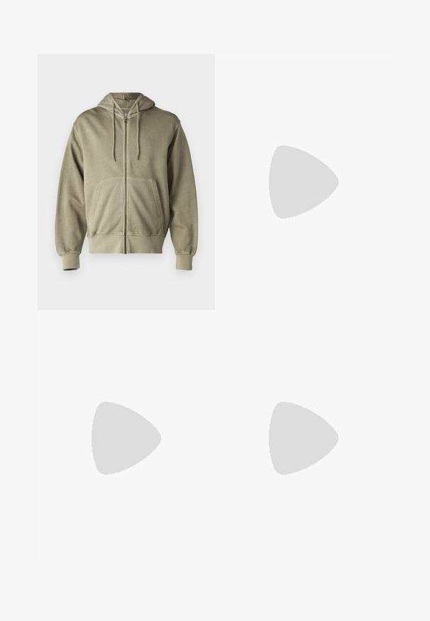 Haut à capuche zippé vert olive clair avec un cordon de serrage, poches avant, poignets et ourlet côtelés. Fabriqué en tissu doux et texturé.; T-shirt noir oversize en tissu côtelé. Col rond, manches courtes et coupe décontractée avec un ourlet droit. Design simple et polyvalent.; Jean en denim noir avec une coupe large, comprenant cinq poches, une taille cousue et un discret détail de logo près du genou.; Bottines Chelsea en cuir noir avec panneaux élastiques sur les côtés, bout arrondi, languette de tirage, couture blanche sur la semelle et semelle en caoutchouc texturé.