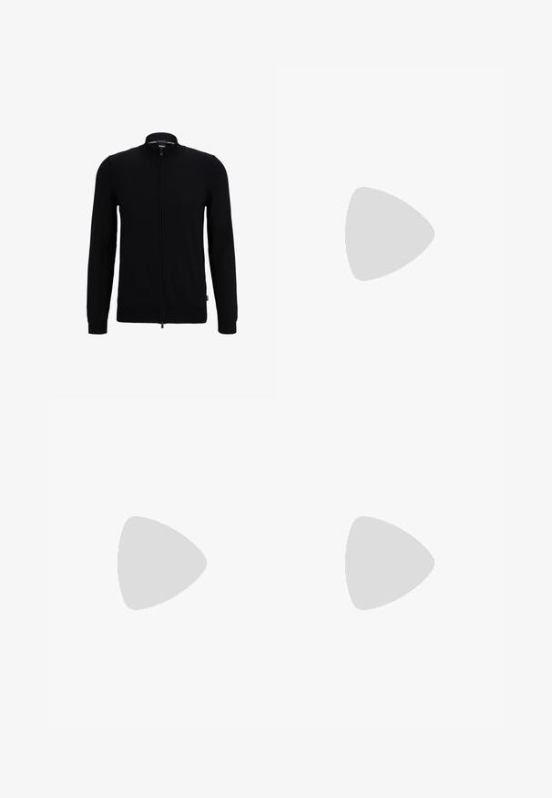 Černý svetr na zip s vysokým límcem, vyrobený z hladkého pleteného materiálu. Má dlouhé rukávy a slim fit design. Žádné viditelné vzory.; Burgundské bavlněné tričko s krátkým rukávem, kulatým výstřihem a decentně embosovaným logem "BOSS" na přední straně. Hladká textura, klasický střih.; Černé tepláky vyrobené z měkkého materiálu s elastickým pasem, šňůrkou na stažení a zúženými nohavicemi. Obsahují malé logo na boku.; Černá běžecká obuv s texturovaným povrchem, světle šedými akcenty a třemi vodorovnými pruhy v hnědé. Obsahuje bílou polstrovanou podešev.