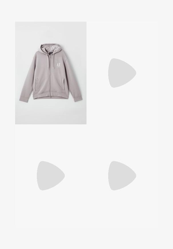 Grauer Reißverschluss-Hoodie aus weichem Stoff, mit einem zentralen Reißverschluss, Fronttaschen, einer Kordelzugkapuze und einem kleinen Logo auf der Brust.; DOUBLE A BY W.W. PARKER - T-Shirt print - salute; Navyblaue Baumwollmischungshosen mit elastischem Bund, geradem Bein, seitlichen Taschen und glatter Textur.; Schwarzer geflochtener Slipper mit einem glatten Lederakzent im Obermaterial, einem runden Zehendesign und einer flachen Gummisohle.