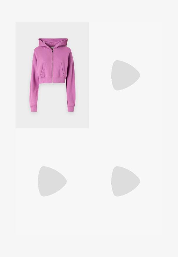 Krátka ružová mikina s predným zipsom, dlhými rukávmi, dvoma prednými vreckami a kapucňou so šnúrkou vyrobená z jemnej zmesi bavlny.; Halter krčný crop top v tlmených šedých farbách, vyrobený z mäkkej tkaniny, s naškrobeným dekoltom, sieťkovými detailami a malou logo nášivkou na leme.; Sivé rebrované pletené nohavice so širokým pásom. Dizajn obsahuje štruktúrované vertikálne pruhy a uvoľnený strih na okraji.; Strieborné metalické slingback baleríny s špicatou špičkou, so zaujímavým uzlom na prednej strane a nastaviteľným popruhom pre bezpečné nosenie.