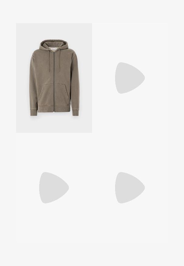 Bluza z kapturem w stonowanej oliwkowej zieleni, wykonana z miękkiego materiału. Posiada kaptur ze sznurkiem, przednie kieszenie i ribbowane mankiety. Prosty design.; Beżowa bawełniana koszulka z krótkim rękawem i okrągłym dekoltem. Zawiera subtelnie nadrukowaną nazwę marki na górnej lewej części klatki piersiowej. Gładka tekstura.; Beżowe dresy o luźnym kroju, z elastycznym pasem i bocznymi kieszeniami. Posiadają nadrukowany wzór na lewej udzie.; Czarne skórzane buty wizytowe z okrągłym noskiem, gładką powierzchnią, sznurowadłami oraz niską, teksturowaną gumową podeszwą. Czyste linie i minimalistyczny design.