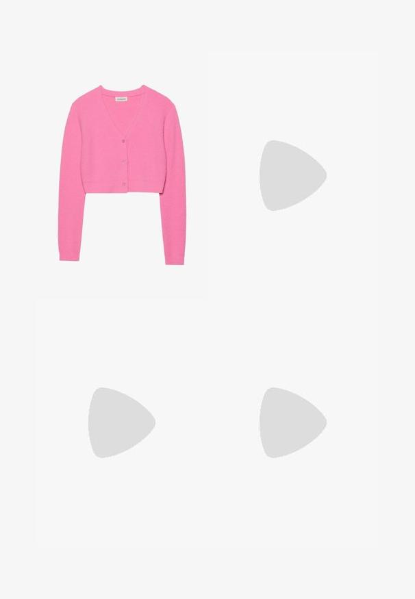 Cardigan roz, scurt, realizat dintr-un material tricotat texturat. Are un gât în formă de V, mâneci lungi și cinci nasturi asortați pe față.; Top alb, fără mâneci, dintr-un material moale și elastic, cu decolteu în V și detalii pliate în centru. Bretele subțiri și textură netedă.; Nike Performance FAST 7/8 - Leggings - black/white; Pantofi sport bej cu un superior texturat, sireturi albe și o talpă groasă albă. Designul înfățișează curbe subtile și un logo mic.