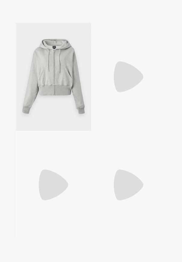 Gekürzter grauer Hoodie aus weichem Stoff, mit einem Frontreißverschluss, Kapuze mit Kordelzug und zwei vorderen Taschen sowie gerippten Bündchen.; Weißes ärmelloses Top aus geripptem Stoff, mit Rundhalsausschnitt und einer Knopfleiste mit transparenten Knöpfen.; Marinefarbene, weit geschnittene Hosen mit gefaltetem Vorderteil und gestepptem Taillenbund. Aus einem glatten, leichten Stoff gefertigt, mit geradem Schnitt und ohne sichtbare Beschläge.; Weiße Ledersneaker mit beigen Wildlederakzenten, perforierte Zehenbox, flache Schnürsenkel und eine strukturierte cremefarbene Sohle. Mit dezentem Branding an der Ferse.