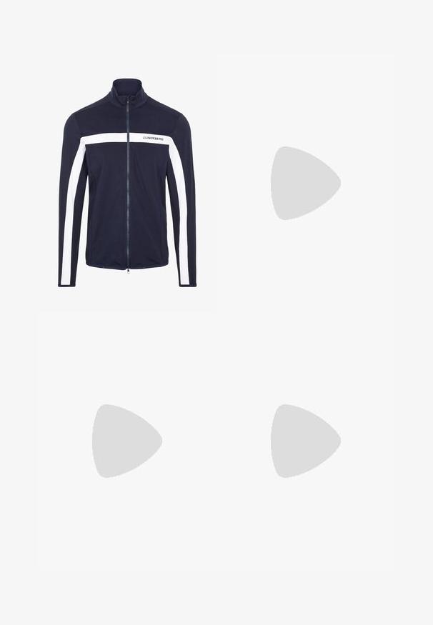 Marinejakke med glidelås, høy krage og hvite side striper. Laget av et glatt, elastisk stoff; har et logo på brystet.; Kortermet polo skjorte i mørk blå, med et teksturert mønster av firkanter og geometriske former i lysere blått og accenter av korall.; Blå bukser laget av et mykt stoff. Har knappeåpning, to frontlommer og en slim fit-design med en glatt tekstur.; Lys blå treningssko med mesh-overdel, teksturerte paneler og hvit gummisåle. Har flate lisser og polstret krage.