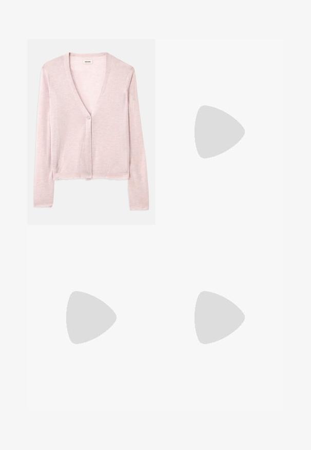 Heledad roosa kardigen, lühike disain, pikad varrukad, v-kaelus, ühe nööbiga sulgemine, pehme tekstuur, peene koepinna muster ja tooriku servade detailid.; Valge lühikese varrukaga T-särk, millele on külgedelt volangid ja mis kannab vasakul rinnal udust musta kiri "MISBHV".; Bežidestatud püksid sirge lõikega, millel on sile tekstuur, keskne esiripp, ja klassikaline talje.; Valgete nahast kõrge kontsaga kingad, terava varbaga, ankle strapiga ja kitsaste stiletto kontsadega. Sile tekstuur koos peene läikega.