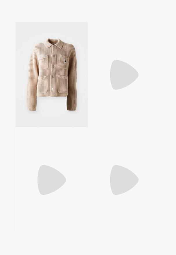 Beige ribbestrikket jakke med krage, to brystlommer og sølvknapper. Har teksturert stoff og et logo-patch på lommen.; En enkel hvit langermet T-skjorte med rund hals lagt flatt med synlige tagger på kragen mot en lys grå bakgrunn.; Videbeinete blå denimbukser med høy midje, kontraststing, og sidelommer, med et klassisk fem-lommers design og rå kanter.; Kremfargede sneakers med blå semsket skinnstriper, hvite snørebånd og gummisåle. Kombinert med grå joggebukser med hvite sidestriper.