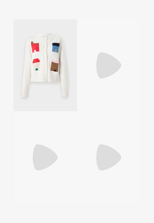 Cardigan bianco con motivi di case colorate in rosso, blu, marrone e verde. Realizzato in morbido materiale con orlo a coste e chiusura a bottone.; Camicia button-up con strisce verticali, di colore crema, con un design floreale su un lato. Maniche lunghe e colletto classico. Texture liscia.; Stine Goya FATOU STRUCTURE STRETCH - Pantaloni - summer night; Sandal con tacco cubano bianco in pelle, caratterizzata da una cinghia alla caviglia con fibbia e design minimalista. Punta aperta e texture liscia in tutto il sandalo.