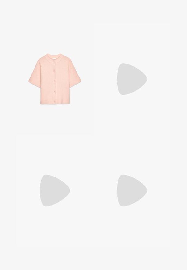 Korte mouwen, knoopsluiting cardigan in zacht, geribbeld, lichtroze materiaal. Heeft een ronde halslijn en vijf bijpassende knopen aan de voorkant.; Langarm, ronde hals top in diep bordeauxrood, gemaakt van een zachte stof met een gladde textuur en minimale stikseldetails.; Bordeaux sportieve broek gemaakt van gestructureerde stof, met een elastische tailleband en zijnaad voor een recht model.; Voeten in beige geweven Adidas sneakers met gumzolen en witte enkelsokken op een groene gestructureerde vloer.