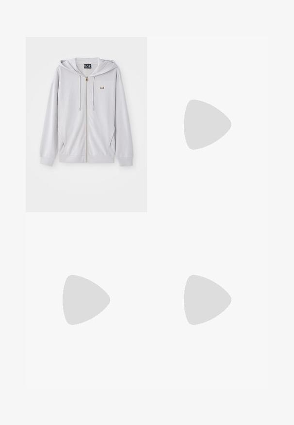 Svetlosivá mikina na zips vyrobená z jemnej tkaniny, s kapucňou, zlatým zipsom a malým logom na hrudi. Hladká textúra a voľný strih.; Biely polo tričko z jemnej bavlny, s klasickým golierom, krátkymi rukávmi a zapínaním na gombíky s piatimi gombíkmi.; Námornícke modré šortky vyrobené z textúrovaného materiálu, s vysokým pásom, skladanými detailmi a bočnými vreckami pre praktickosť.; Biele tenisky s hladkým koženým zvrškom, textúrovanou gumovou podrážkou, zaoblenou špičkou a reflexným detailom na päte.