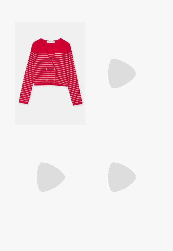 Raudona trumpa kardiganė su baltomis horizontaliomis juostelėmis, turinti V formos dekoltė ir dvigubus auksinius mygtukus. Pagaminta iš struktūrinio mezgimo medžiagos.; Juodas trumpomis rankovėmis marškinėliai su apvaliu kaklu, vidinėje apykaklės pusėje yra balta etiketė su užrašu "D.R.C. EST. 2002" ant balto fono.; Denimo apykaklė su švelnia mėlyna spalva, sudėtingu raukymu ir dekoratyvine gėle su kabinančia juostele. Minkšta tekstūra ir kasdieniškas dizainas.; Juoda zomšo kulkšnė su prigludusia ašimi, smailiu pirštu ir žemu bloku. Lygus paviršius ir minimalistiškas dizainas, tinkantis įvairiems stiliams.