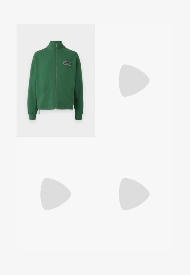 Sudadera verde con cremallera y cuello alzado, confeccionada en tela suave, con un pequeño parche de la marca en el lado izquierdo del pecho y puños acanalados.; Camiseta de color bloqueada en verde y verde claro con un panel frontal blanco, hecha de algodón, que presenta un pequeño logo en el pecho. Manga corta.; Samsøe Samsøe SMITHY TROUSERS  - Pantalones - forest night; Zapatillas de lona verdes con cordones blancos y una tapa de talón blanca. Presentan un logo de Lacoste en blanco. Silueta clásica de caña baja y suela de goma.