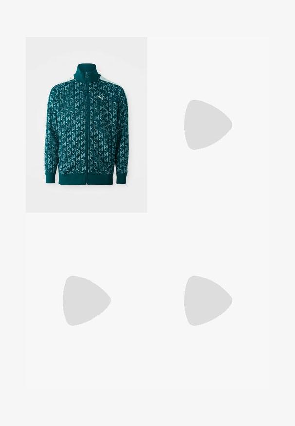 Teal ritsjack met een herhalend logo patroon, ribgebreide kraag en manchetten, met witte accenten langs de schouders.; Witte katoenen T-shirt met korte mouwen en een ronde hals. Bevat een klein rood Levi's-logo op de linkerborst. Eenvoudig ontwerp, zonder patronen.; Crème-kleurige, wijde broek van katoen met een knoopsluiting, riemlussen en een gestikte zoom. Gladde textuur, zonder zichtbare patronen.; Lichtblauwe suède sneaker met witte accenten, gestructureerd zijdesign, zwarte rubberen zool en gouden logo. Ontworpen voor casual gebruik.