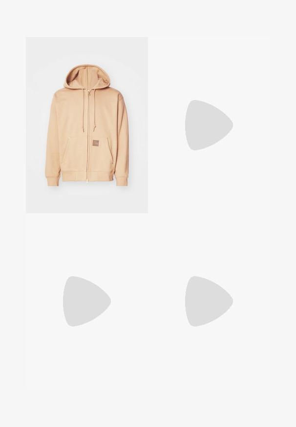 Felpa con zip di colore beige realizzata in tessuto morbido, dotata di cappuccio regolabile con lacci, tasche frontali con dettagli dorati e un'etichetta logo marrone.; Set di due t-shirt; una nera, una beige chiaro. Vestibilità regolare con scollature rotonde, realizzate in morbido cotone. Design semplice, senza motivi.; Shorts di cotone blu navy con fronte piatto, due tasche laterali e chiusura con un bottone in vita. Design classico a gamba dritta.; Sneakers in suede marrone con suola in gomma bianca, punta rotonda, sei occhielli in metallo e dettaglio del logo in rilievo sul lato. Design classico con lacci.