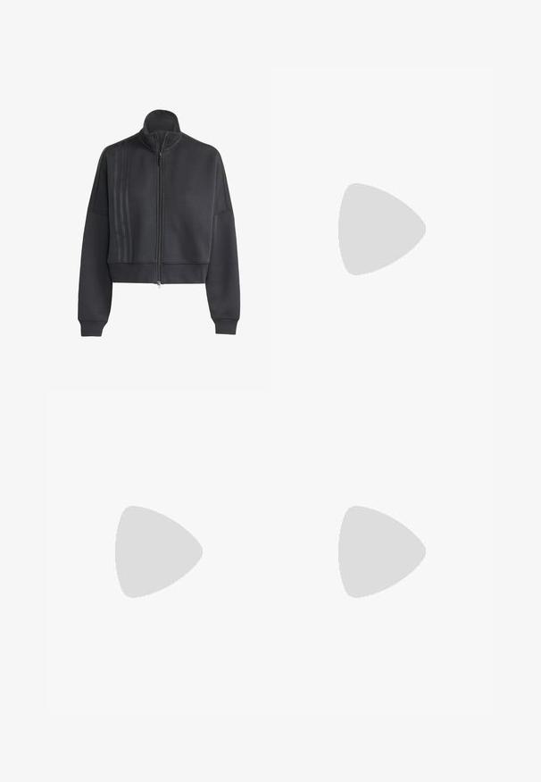 Felpa nera corta con zip realizzata in tessuto morbido, dotata di colletto alto, polsini a coste e tre strisce verticali su un lato.; Due magliette a maniche corte in bianco e nero. Realizzate in morbido cotone, presentano un collo tondo e una vestibilità standard con dettagli di cucitura minimi.; Leggings neri a vita alta realizzati in un materiale elastico, con una texture liscia e un design aderente. Indossati con scarpe da ginnastica grigio chiaro.; Sneakers neri con un design elegante, caratterizzati da tre strisce bianche, una linguetta nera e una suola in gomma marrone testurizzata. Accenti di scritte dorate.