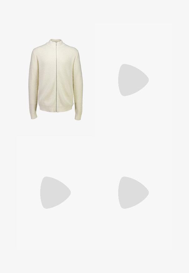 Cremefarbener, gestrickter Zip-Hoodie mit hohem Kragen und strukturiertem Rautenmuster auf der Vorderseite und den Ärmeln.; Weißes kurzärmliges T-Shirt aus Baumwolle. Lockere Passform mit Rundhalsausschnitt. Glatte Textur ohne sichtbare Muster oder Akzente.; Beige Baumwollhosen mit geraden Beinen, einem Knopfverschluss vorne, Seitentaschen und einer glatten Textur. Minimalistisches Design, ohne sichtbare Muster.; Weiße Sneakers mit einer glatten Lederaussenseite, runder Zehenpartie, flachen Schnürsenkeln und einer strukturierten Gummisohle. Minimalistisches Design mit dezenten Nähten.