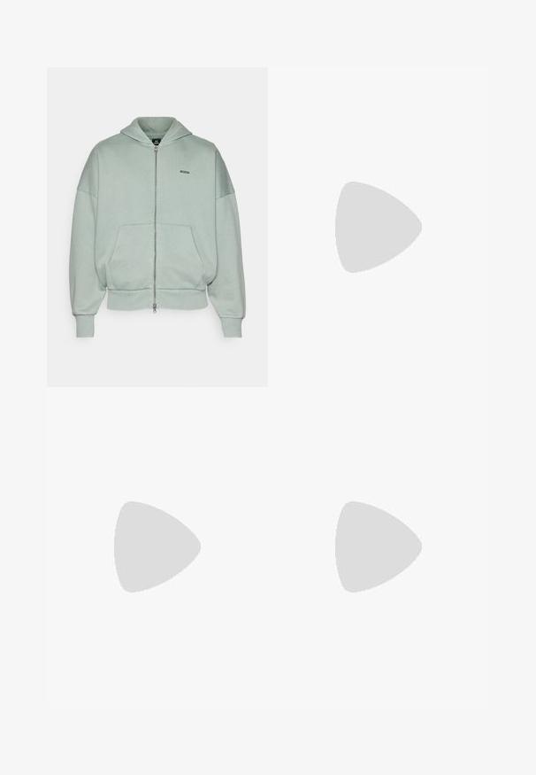 Lys grønn hettegenser med glidelås laget av bomullsblandingsstoff, med en frontlomme, ribbestrikkede mansjetter, og en liten logo på venstre bryst.; To crew-neck T-skjorter, en hvit med svarte striper på ermene, en svart med hvite striper, laget av myk bomullsstoff.; Grønne joggebukser i et mykt, teksturert stoff. Har elastisk midjebånd med snøring og en liten logo på siden.; Hvite atletiske joggesko med en glatt syntetisk overdel, svart logo-akcent og perforerte detaljer på siden. Gummisåle.