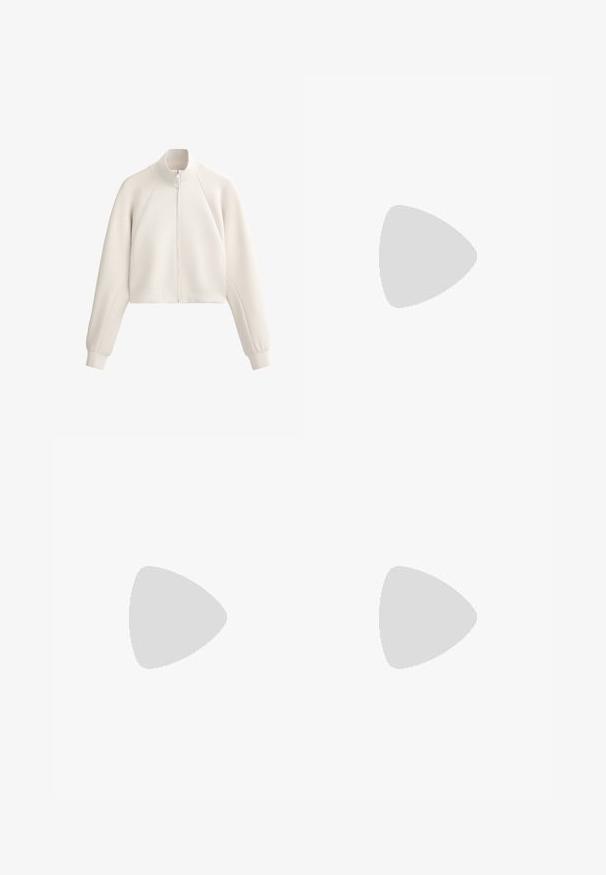 Jachetă cropped de culoare bej deschis, cu guler înalt, fermoar frontal și textură cu nervuri. Are mâneci raglan și buzunare laterale.; Tricou sportiv turcoaz, cu un design perforat, respirabil, mâneci scurte și o guler rotund cu un detaliu logo subtil.; Pantaloni scurți albi dintr-un material elastic, având un talie elastică și un design neted, fără cusături. Lungime până la mijlocul coapsei.; Adidași albi pentru alergare, cu un superior din plasă, design ușor, talpă rotunjită și talon din cauciuc negru. Prezintă șireturi plate și accente minime.