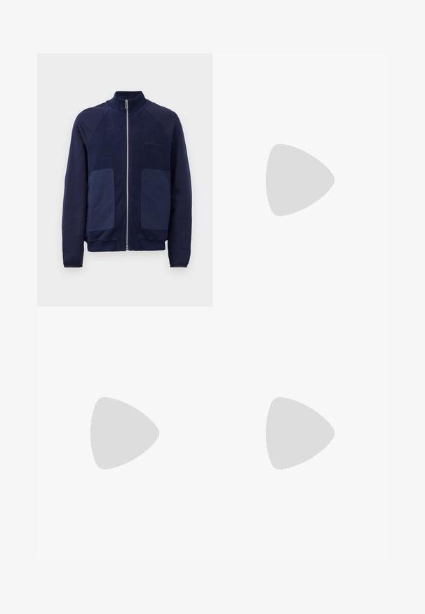 Marineblaue Zip-Jacke mit einer Kombination aus glattem und strukturiertem Stoff, zwei Fronttaschen und einem Stehkragen.; PS Paul Smith BUTTON FRONT - Hemd - blue; PS Paul Smith TROUSER - Chino - dark blue; Marineblaue Wildleder Low-Top Sneaker mit weißer Sohle, marineblauen Schnürsenkeln und goldenem "Filling Pieces" Logo an der Seite.