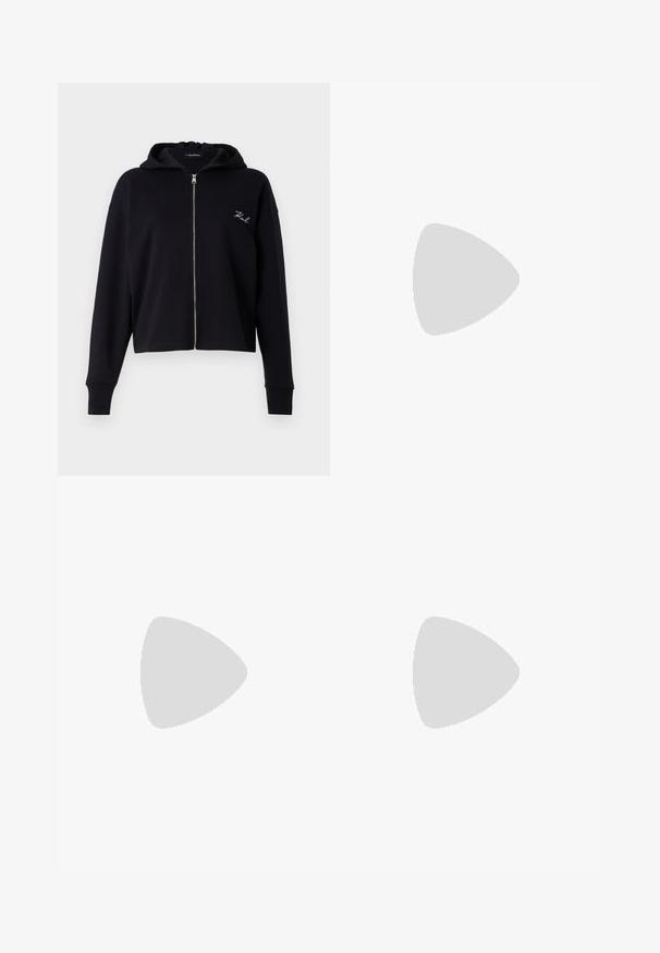 Svart croppad huvtröja i mjukt material, med hel dragkedja, framfickor och en liten vit broderad logotyp på bröstet.; Svart kortärmad t-shirt i bomull. Har en vit grafik med texten "KARL" och en stiliserad figur på bröstet. Rund halsringning.; Svarta mjukisbyxor med elastisk midja, texturerad tyg och glansigt "K"-mönster över hela byxan. Avsmalnande bendesign med mudd vid anklarna.; Svarta plattformssneakers med en slät läderöverkropp, plana snören och broderad "Karl"-logotyp på sidan. Rundad tå och tjock sula.