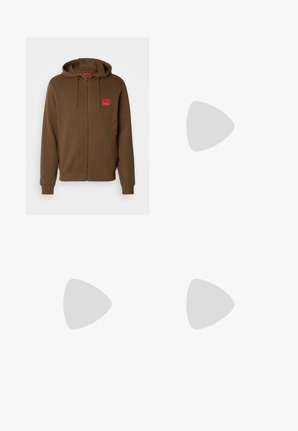 Brązowa bluza z kapturem zapinana na zamek, z kieszeniami kangurzymi, regulowanym kapturem na sznurki i czerwoną prostokątną naszywką z napisem "HUGO" na piersi.; Koszula z krótkim rękawem, zapinana na guziki, w odcieniu off-white, z kieszenią po lewej stronie klatki piersiowej i klasycznym kołnierzykiem. Gładka faktura.; Jasno beżowe spodnie chino o prostym kroju, gładka struktura materiału, z zapięciem na guziki z przodu i dwoma bocznymi kieszeniami.; Brązowe zamszowe mokasyny wsuwane o gładkiej fakturze i przeszyciach; mają gumową podeszwę zapewniającą przyczepność.