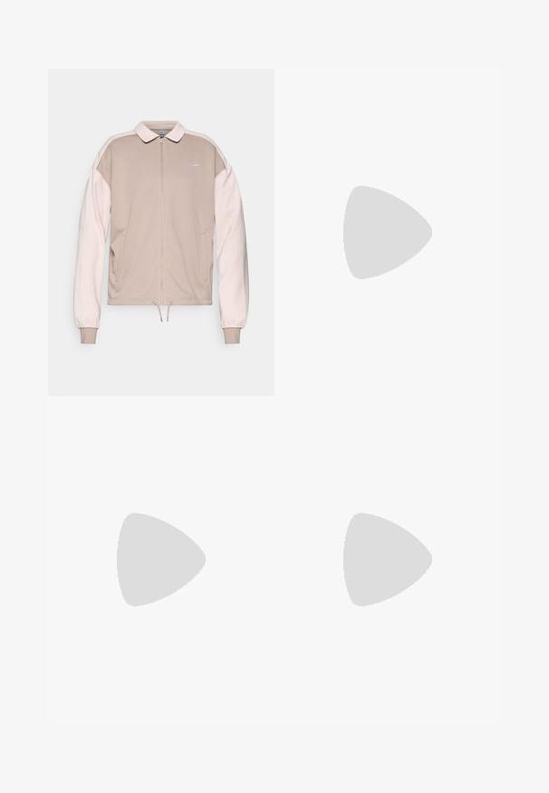 Nike zip-up jaka bēšā krāsā ar gaiši rozā piedurknēm, ar apkakli, elastīgām aprocēm un aukliņu apakšmalā. Iekšā izšūta preču zīme uz krūtīm.; Īsām piedurknēm, apgriezts tops vieglā bēšā ribota auduma. Tam ir plaša apaļā izgriezuma kakla līnija un pieguloša piegriezuma forma, izceļot gludu tekstūru.; Krēmkrāsas šorti no mīksta auduma, ar elastīgu jostu un auklu, brīvas piegriezuma. Redzami kabatas nav.; Baltas sporta apavi ar teksturētu sieta augšdaļu, mīkstinātu zoli un smalkiem pelēkiem akcentiem. Iekļauj zīmolu un cilpu papēža cilpu vieglai uzvilkšanai.