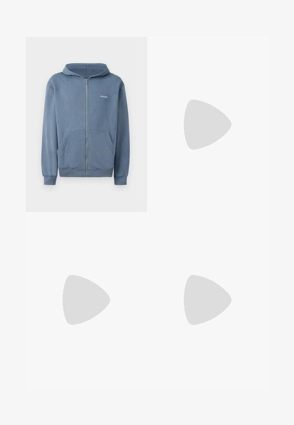 Felpa blu con zip realizzata in tessuto morbido, dotata di zip frontale, due tasche e polsini a coste. Piccolo logo sul petto.; Camicia bianca a maniche lunghe con bottoni, realizzata in tessuto morbido, caratterizzata da un colletto standard e una fila di bottoni simili a perle sul davanti.; Pantaloni di cotone neri con design a gamba dritta, dotati di chiusura a bottone e passanti per cintura. Tessuto morbido, senza schemi o accenti visibili.; Sneaker in suede grigio con finitura testurizzata, caratterizzato da una suola in gomma bianca, lacci rotondi e design a taglio basso.
