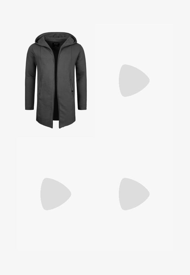 Grå hættecardigan med lange ærmer, to frontlommer og lige kant. Lavet af blødt, strækbart stof med minimale syninger.; Lys grå t-shirt med korte ærmer og rund hals, præsenteret på en ensfarvet hvid baggrund.; Sorte cargo bukser med lige snit, der har sidelommer, knaplukning og elastiske snore ved anklerne. Fremstillet af slidstærkt stof.; Hvide lædersneakers med perforerede sider, teksturerede detaljer, flade snørebånd og en kontrasterende grå hæl. Har en let forhøjet sål.