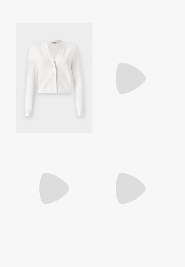 Cardigan court blanc avec un col en V, un bouton sur le devant et des manches à côtes avec des détails en trou. Tissu doux avec une texture lisse.; T-shirt blanc court à coupe décontractée, manches courtes larges, encolure ronde et fentes latérales, fabriqué en coton doux.; Pantalon à jambes larges de couleur jaune vif, en tissu lisse. Comprend une poche frontale et une ceinture cintrée pour un look structuré.; Escarpin en daim bleu marine avec un bout pointu et un talon bloc de hauteur intermédiaire. Texture lisse avec un subtil éclat et une petite découpe à l'avant.