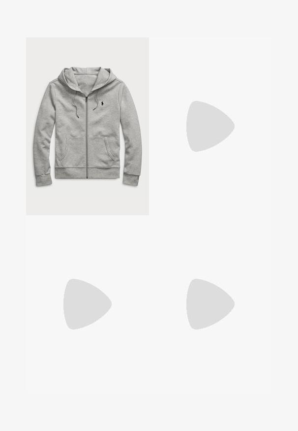 Jasnoszara bluza z kapturem na zamek, z przednią kieszenią, sznurkami i małym czarnym logo na piersi. Wykonana z miękkiego, teksturowanego materiału.; Czarny krótki rękaw t-shirt wykonany z bawełny, z okrągłym dekoltem, z małym złotym logo polo na lewej piersi.; Czarne dresy z miękkiego materiału, z elastycznym pasem w talii z sznurkiem, bocznymi kieszeniami i ściągaczami przy kostkach.; Czarne sportowe sneakersy z połączenia zamszu i materiałów tekstylnych. Wyrazisty czerwony akcent z logo oraz teksturowana gumowa podeszwa.