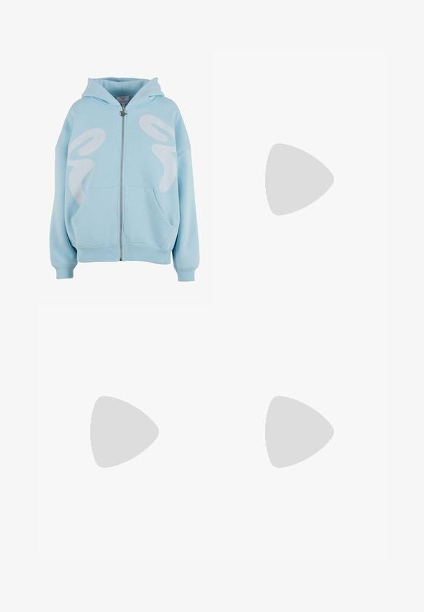 Šviesiai mėlynas užtrauktukas džinsinis džemperis, pagamintas iš minkštos medžiagos, turintis didelį baltą piešinį priekyje, kengūros tipo kišenių ir raibotų rankogalių.; Balta trumpa rankovėmis marškinėliai su juodu tekstu "Aš" ir "SAVIMI" bei rožiniu drugeliu, pagamintu iš rhinestone akmenukų. Prigludusi siluetas.; Šviesiai mėlynos laisvo kirpimo sportinės kelnės su baltu abstrakčiu raštu kiekvienoje šlaunyje ir elastinga juosmeniu.; Juodas sportinis batas su tinkliniu viršumi, sidabriniais akcentais ir paminkštintu pado. Turi raišteliais užsegamą konstrukciją ir tekstūruotą protektorių geresniam sukibimui.