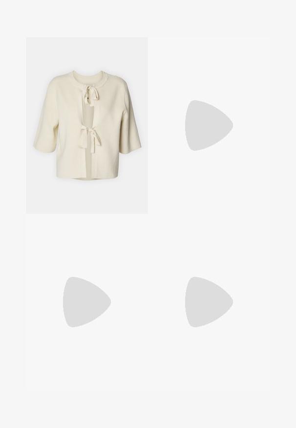 Kurzärmeliger, offener Cardigan aus weichem, cremefarbenem Material mit gerippter Textur und zwei Bindebändchen am Hals.; Weißes T-Shirt mit kurzen Ärmeln aus Baumwolle. Hat einen Rundhalsausschnitt und eine lockere Passform. Glatte Textur ohne sichtbare Muster oder Akzente.; Blumenmusterhose mit beigem Hintergrund, versehen mit roten und grünen Blumen sowie schwarzen Akzenten. Lockere Passform mit Seitentaschen.; Hellbeige Moon Boot mit rundem Zehenbereich, Kordelzugverschluss und strukturiertem Gummisohle. Verfügt über weiße Markenkennzeichnung und glatte synthetische Materialien.; Einfache schwarze Brille mit klaren Gläsern, die über eine glatte Oberfläche und breite Bügel verfügen. Die Gläser haben einen dezenten lilafarbenen Farbton. Logo an der Seite.