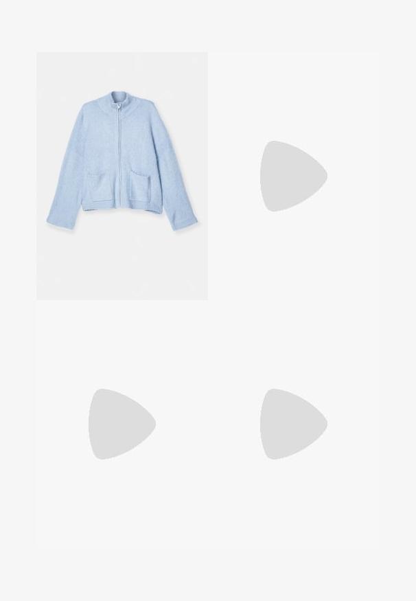 Lys blå zip-up cardigan, blød uldblanding, høj krave, ribbede manchetter, to forlommer, afslappet pasform og en glat tekstur.; Hvid linned top med firkantet udskæring, fem metalliske knapper foran og brede skulderstropper. Glat tekstur og skræddersyet pasform.; Denim nederdel med patchwork design bestående af lyse og mellemblå sektioner, frayed kanter og høj talje. Klassisk fem-lomme stil.; Sort læderballetsko med rund tå, glat tekstur, minimal syning og et fleksibelt såldesign.