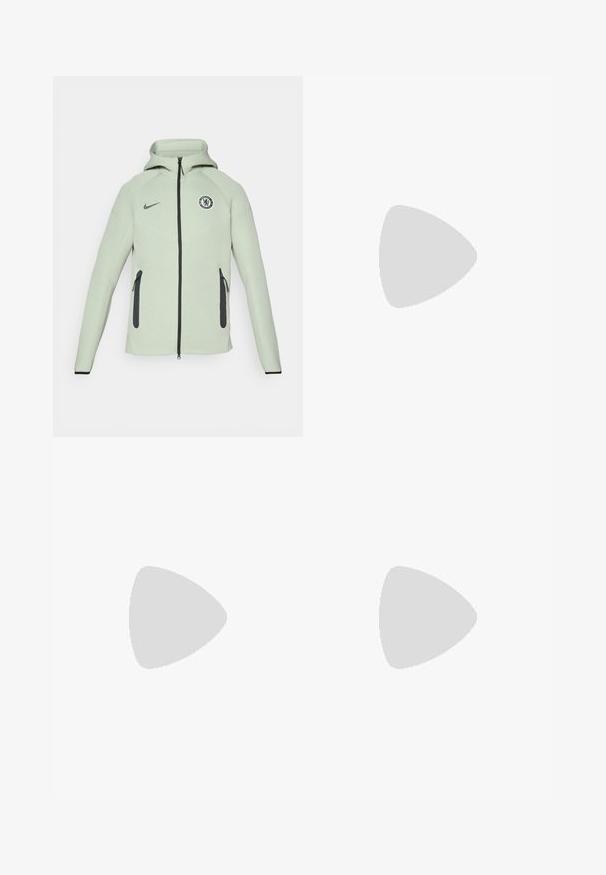 Hellgrüner Hoodie mit Reißverschluss, ausgestattet mit einem runden Chelsea FC-Logo, schwarzen Akzenten und zwei vorderen Reißverschluss-Taschen.; Weißes Baumwoll-T-Shirt mit rundem Ausschnitt, das ein marineblaues Grafikdesign eines Hahns auf einem Fußball sowie ein Nike-Logo darunter zeigt.; Hellgrüne Jogginghose mit taillierter Passform, versehen mit dem Chelsea FC-Logo und dem Nike-Swoosh, seitlichen Taschen mit schwarzen Akzenten und elastischen Bündchen.; Schwarze Ledersneaker mit strukturierten Oberflächen, weißem Nike-Swoosh, grauer Sohle, runder Zehenpartie und Schnürdesign. Verfügt über Perforationen an der Zehenbox.