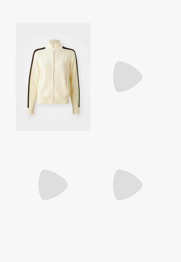 Kerman vetoketjuneule, jossa on korkea kaulus, tummanruskeat sivuhaitarit, ribbireunat ja kaksi etutaskua. Neulottu tekstuuri.; Kaksi T-paitaa: yksi musta ja yksi vaalea vaaleanpunainen. Molemmissa on pyöreät kaula-aukot ja lyhyet hihat, ja ne on valmistettu pehmeästä, kevyestä kankaasta.; Mustat urheilushortsit, jotka on valmistettu joustavasta kankaasta. Niissä on korkea vyötärö ja etuosassa valkoinen logo "PEGADOR".; Mustat nahkasaappaat, joissa on nyöritys nilkkoihin asti, paksu musta pohja ja keltaset ompeleet. Takana vetotappi ja pyöreät metalliset silmukat.; Ruskea mokkanahkainen käsilaukku, jossa on kaksinkertaiset ylhäältä tarttuvat kahvat, strukturoitu muotoilu ja irrotettava olkahihna. Ominaisuuksiin kuuluu sileä pinta ja minimaaliset yksityiskohdat.