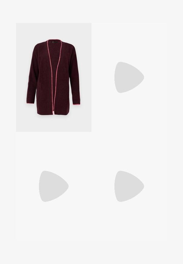 Bordó kötött kardigán hosszú ujjal és nyitott elejével, rózsaszín szegéllyel a szélek mentén és texturált mintával.; Vörös, hosszúujjú blúz gombos elülső résszel, gallérral és dús ujjal. Simább szövet, formás derékkal és enyhe ráncolással a mandzsettákon.; Burgundi színű, laza szabású nadrág, puha anyagból készült, amelynek húzózsinóros derékrésze és elülső redőzete van. Kényelmes, lapos aljjal és sima textúrával.; Fekete bőr, hátrahúzott sarkú cipő hegyes orral és vastag blokkf dấu. Állítható heveder fém csattal.