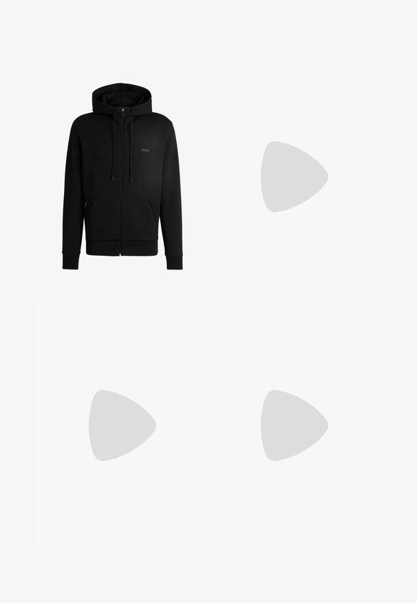 Juodas zip-up džemperis pagamintas iš minkštos medžiagos, turintis gobtuvą, dvi šonines kišenių, raukšlėtus rankogalius ir minimalų prekės ženklą ant krūtinės.; Mėlynas ilgomis rankovėmis mygtukų marškiniai, pagaminti iš tekstūruoto audinio, su smailiu apykaklė ir tamsiais mygtukais priekyje. Mažas logotipas ant krūtinės.; Pilkos sportinės kelnės su elastinga juostele, juodu raišteliu ir užtrauktukų kišenėmis; turi kelio paneles ir raštuotas rankoves.; Juodi odiniai vyriški loafersai su metaliniu užsegimu, žemu kulnu ir žymėtu padu, parodyti iš šono ant balto fono.