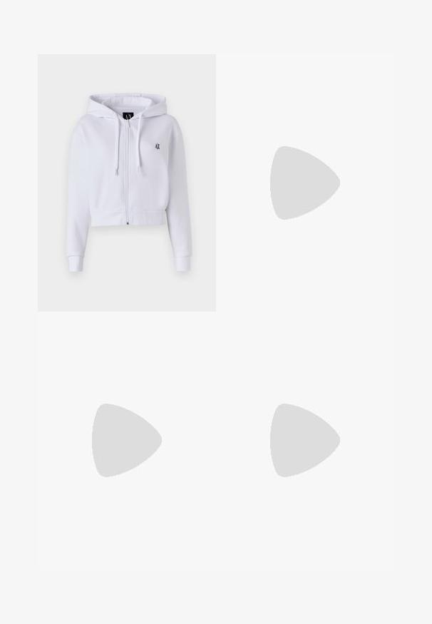 Weißer, verkürzter Kapuzenpullover mit einem Reißverschluss vorne, Kordelzügen und einem kleinen schwarzen Logo auf der Brust. Glattes Material und gerippte Bündchen.; Weißes ärmelloses Tanktop aus glattem Stoff, mit rundem Halsausschnitt und einem dezenten gestickten Logo auf der Vorderseite.; Hellblaue weit geschnittene Jeans aus Denim, mit einem fransigen Saum, klassischem Fünf-Taschen-Design und einem Knopfverschluss an der Taille.; Schwarze Leder-Ballettschuhe mit abgerundeter Spitze, glatter Textur, minimalen Nähdetails und einem flexiblen Sohlen-Design.