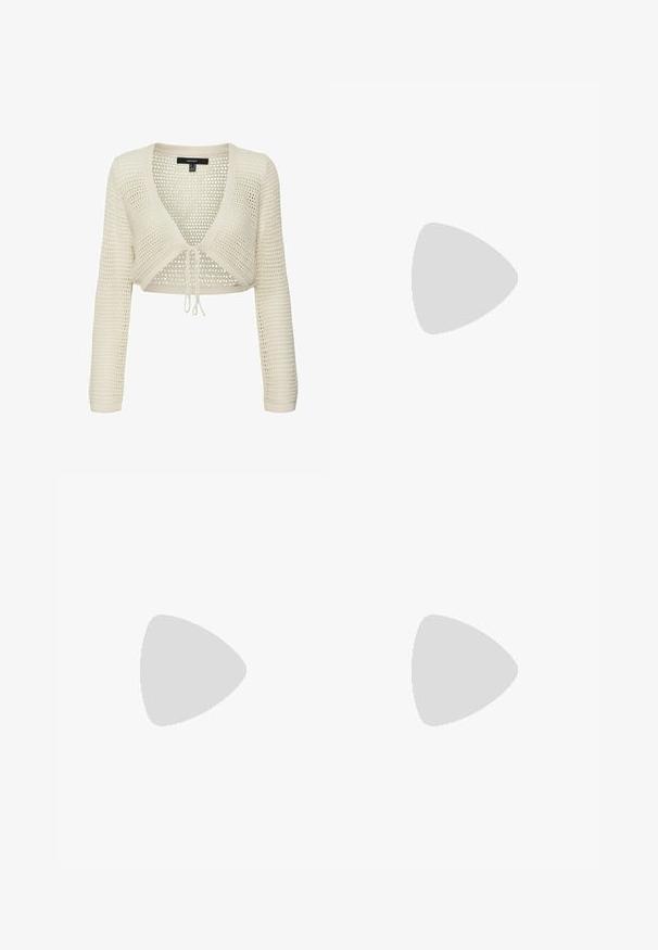 Gekürzter Creme-Pullover mit einem strukturierten, offenen Strickdesign, V-Ausschnitt, langen Ärmeln und einer Kordelzugschließung an der Taille.; Rotes Tanktop mit weißen Trägern, sportlicher Schnitt und Logodetail auf der linken Brust. Glatte Textur, sportlicher Stil.; Schwarze weit geschnittene Hosen aus einem glatten Stoff, mit hoher Taille, Frontfalten und Seitentaschen. Schlichtes Design ohne Verzierungen.; Weiße Leder-Sneaker mit drei schwarzen Streifen und floralem Stickereien in Lila und Gelb. Braune Gummisohle. Kombiniert mit beigen gerippten Socken.