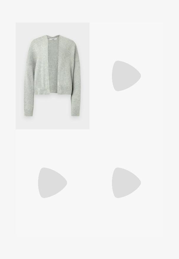 Lichtgrijze gebreide cardigan met een open voorkant, drop schouders en geribde manchetten. Zachte textuur met een subtiele heatherpatroon.; Witte dames lange mouw katoenen t-shirt met ronde hals, weergegeven op een eenvoudige witte achtergrond.; Witte joggingsbroek met dunne verticale blauwe strepen en een elastische tailleband, van voren getoond op een effen achtergrond.; Bruine leren loafers met een glanzende afwerking, met een decoratieve gouden gesp aan de voorkant en een lage blokhak. Klassiek ontwerp.; Tan leren handtas met een geplooid ontwerp, verstelbare schouderriem en een ronde vorm. Minimalistische branding op het vooroppervlak.