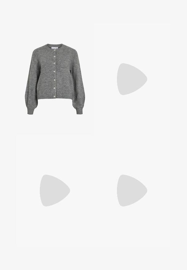 Grijze gebreide cardigan met ronde hals, lange puffmouwen, geribde manchetten en zoom, en een voor sluiting met zeven witte knopen.; Witte t-shirt met korte mouwen, gemaakt van ribgewoven katoen. Aansluitend ontwerp met een ronde hals en een soepele textuur. Geen patronen of versieringen.; Zwarte shorts van textuurstof met een rafelige zoom, voorzien van twee voorzakken en een getailleerde pasvorm.; Zwarte leren slingback hakken met een spitse neus, kleine kittenhak en een decoratieve knoopdetail aan de voorkant. Smooth textuur overal.