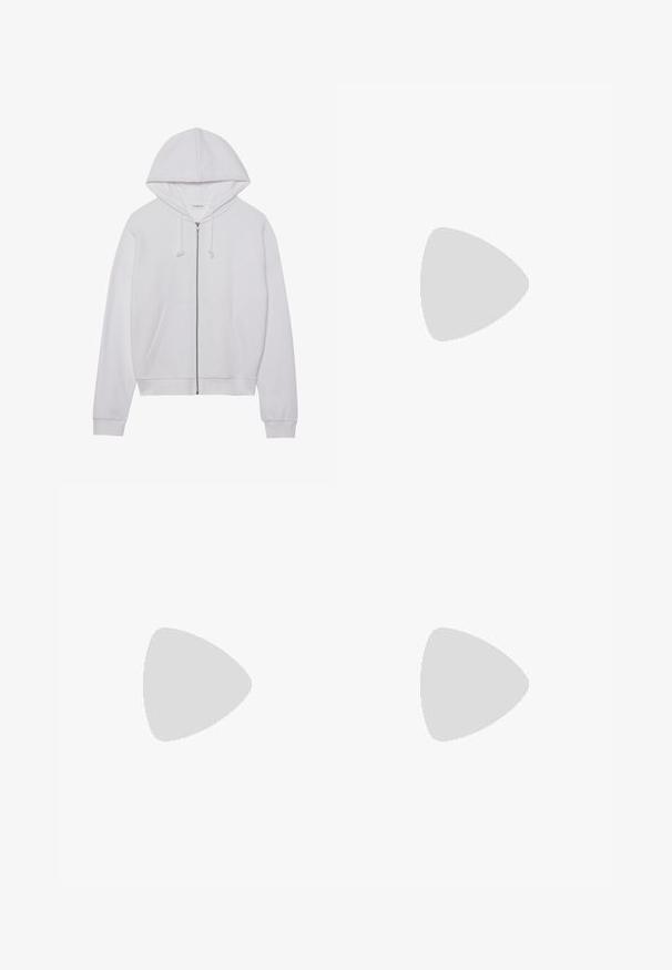 Vit zip-hoodie i mjukt tyg, med huva, dragsko och framfickor. Enkel, avslappnad passform med ribbade muddar och fåll.; Svart bomullströja med rund halsringning, korta ärmar och en diskret logotypdetalj på vänster bröst. Slät textur och avslappnad passform.; Ljusblå denimflarejeans med hög midja, fem fickor och en klassisk knäppning. Slät textur med subtila blekningar.; Svarta träningsskor med ett texturerat tygövre, kontrasterande vit mellansula och en framträdande grå logotyp på sidan. Gummisula med bra grepp.