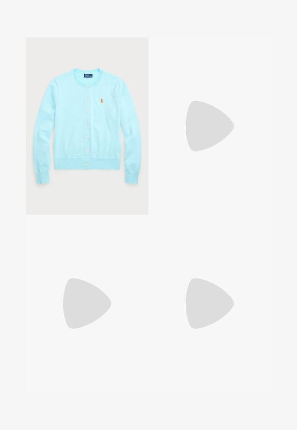 Cardigã azul claro feito de tecido suave, com gola redonda, apresentando um fecho de botão e um pequeno logótipo laranja no lado esquerdo do peito.; Camisa polo branca de manga curta, com colarinho e botonadura frontal. Detalhes pretos nas mangas e costuras laterais. Textura suave e lisa.; Calções atléticos de cor pêssego com uma cintura elástica, textura suave e um pequeno logótipo branco no lado inferior direito.; Sapatilha atlética branca com detalhes em cinza, parte superior texturizada, sola espessa e detalhe no calcanhar em preto contrastante. Design de amarração com painéis de malha.