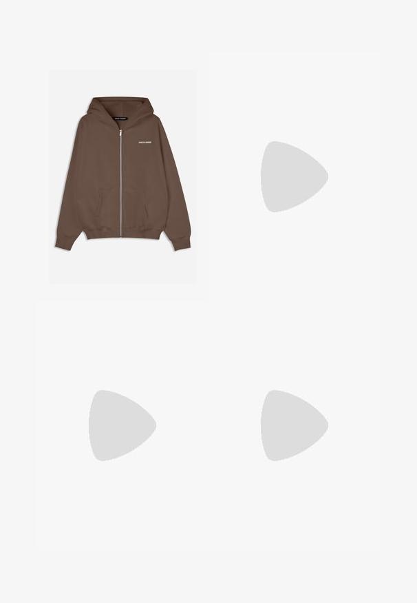Rjava zip-up kapuca z vrvico za nastavljanje, sprednjimi žepi, rebrastimi manšetami in majhnim belim logotipom "PEGADOR" na prsih. Gladka tekstura.; Siva oversize majica iz bombaža, s kratkimi rokavi in okroglim izrezom. Na sprednji strani je napis "PEGADOR" v beli barvi.; Črne široke hlače iz gladkega materiala, ki imajo naborke in majhen logotip. Oblikovane so z višjim pasom.; Črne športne čevlje iz sintetičnega materiala, ki imajo teksturirano zgornji del, ojačan sprednji del za prst in sistem vezalk za varno prileganje.