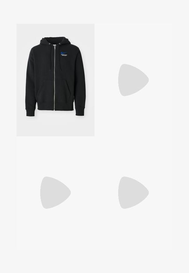 Czarna bluza z kapturem na zamek błyskawiczny, z przednimi kieszeniami, kapturem ze sznurkiem oraz małym niebieskim logo Nike i napisem "Athletic Dept Just Do It" na klatce piersiowej.; Biała koszulka z krótkim rękawem z małym czarnym logo w kształcie trójkąta zawierającym "acg" na lewej piersi, na jednolitym tle.; Niebieskie dresy z miękkiego materiału, z regulowanym ściągaczem w pasie, elastycznymi mankietami i dwiema przednimi kieszeniami. Haftowany detal z logo.; Srebrny but sportowy o gładkiej, błyszczącej powierzchni, z białym logo z boku, teksturowanymi szarymi sznurówkami i podeszwą z gumy.