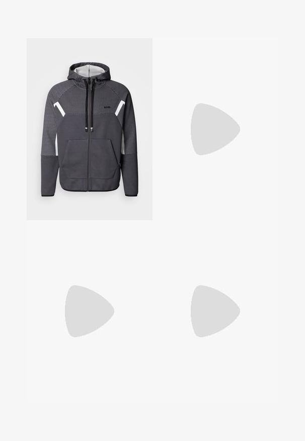 Siva zip-up kapuca s teksturiranim uzorkom, bijelim akcentima, dva prednja džepa i kapuljačom s vremenom. Ima sportski, moderan dizajn.; Črna kratkotrajna majica s kratkimi rokavi iz mehkega blaga, z okroglim izrezom in subtilnim logotipom na sprednji strani. V notranjem ovratniku je oranžni poudarek.; Črne kavbojke iz denima s ravnim krojem, petimi žepi in standardnim pasom. Imajo kontrastno šivanje in kovinsko gumbno zapiranje.; Črne superge z gladkim usnjenim zgornjim delom, okroglo konico, ravnimi vezalkami, oblazinjeno ovratnikom in minimalističnim dizajnom. Gumijast podplat z diskretnim profilom.