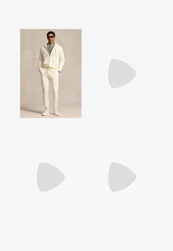 Krémově zbarvená mikina na zip s tkaničkami, v kombinaci se sladěnými tepláky. Nahoře je oblečená přes šedé tričko, doplněná bílými teniskami a slunečními brýlemi.; Bílý bavlněný tričko s námořnickou modrou kulatou výstřih a akcenty na rukávech. Obsahuje malou žlutou knoflíkovou dekoraci a vyšitý nápis "NORTHEAST RL ATHL."; Námořnické modré bavlněné šortky s elastickým pasem, které mají hladkou strukturu a prošité lemy. Malé logo značky na boku.; BOSS BALTIMORE - Tenisky - open blue